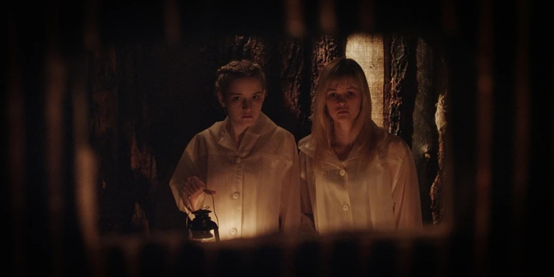 Julia Garner y Ambyr Childers en somos-lo-que-somos