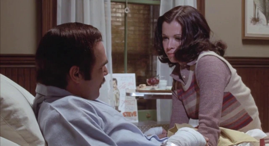 Burt Reynolds y Neile Adams en el-turbulento-distrito-87