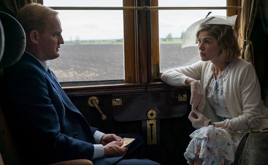 Jason Clarke y Rosamund Pike en El Hombre del Corazón de hierro