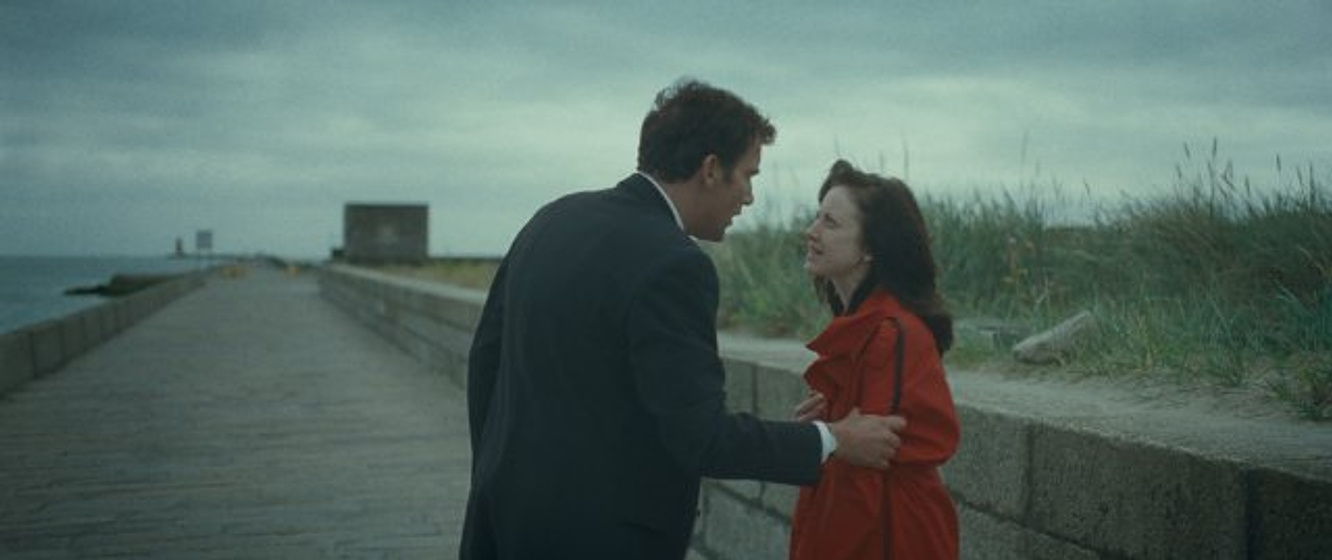 Clive Owen y Andrea Riseborough en Agente doble