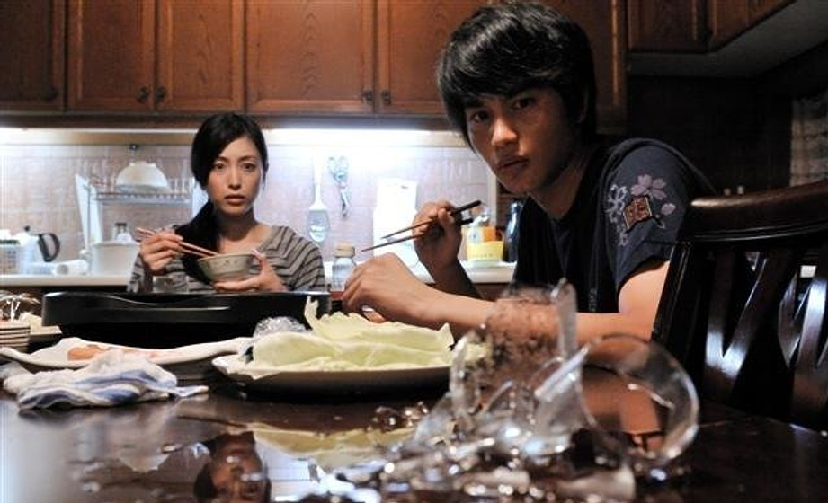 Aoi Nakamura y Noriko Aoyama en Paranormal Activity 2: Tokyo Night