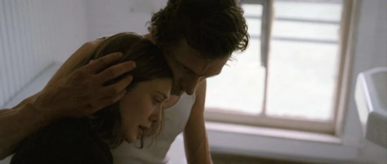 John Hawkes y Elizabeth Olsen en martha-marcy-may-marlene