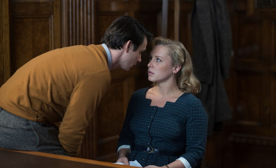 Harry Lloyd y Annie Starke en La Buena Esposa