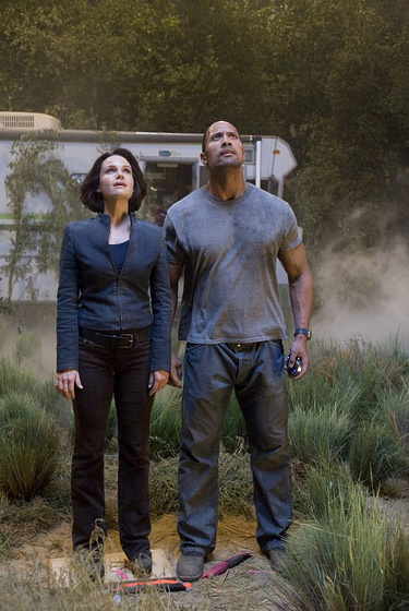 Dwayne Johnson y Carla Gugino en La Montaña Embrujada