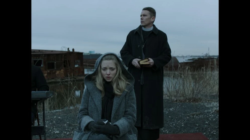Ethan Hawke y Amanda Seyfried en el-reverendo