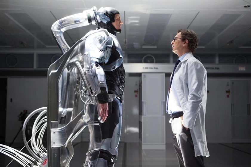Gary Oldman y Joel Kinnaman en Robocop