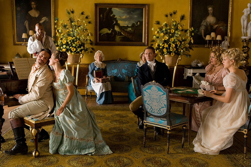 Jennifer Coolidge, Keri Russell, James Callis, Georgia King y Ricky Whittle en En Tierra de Jane Austen