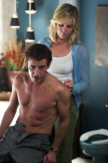 Steve Coogan y Rebecca Romijn en The Alibi (La Coartada)