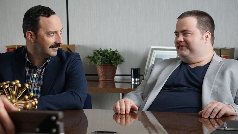 Tony Hale y Paul Walter Hauser en Querida Elizabeth