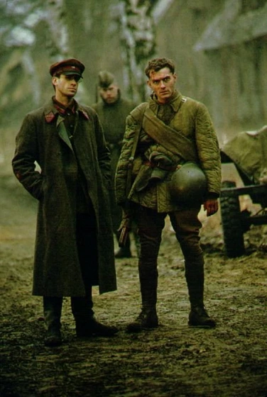 Jude Law y Joseph Fiennes en enemigo-a-las-puertas