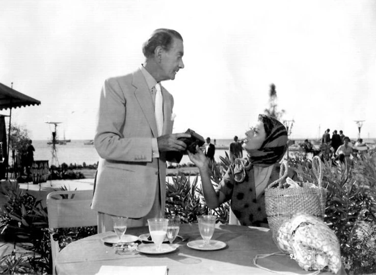 Sophia Loren y Clifton Webb en la-sirena-y-el-delfin