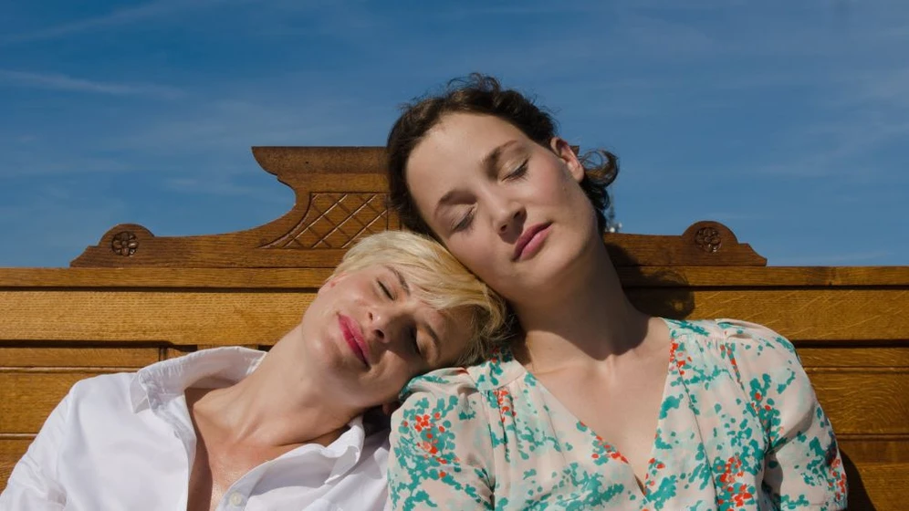 Lena Lauzemis y Vicky Krieps en la-camarera-lynn