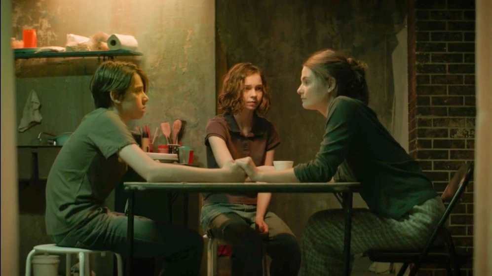 Stefanie Scott, Braxton Bjerken y Emma Myers en girl-in-the-basement