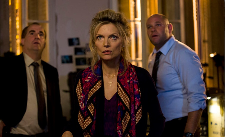 Michelle Pfeiffer y Domenick Lombardozzi en Malavita