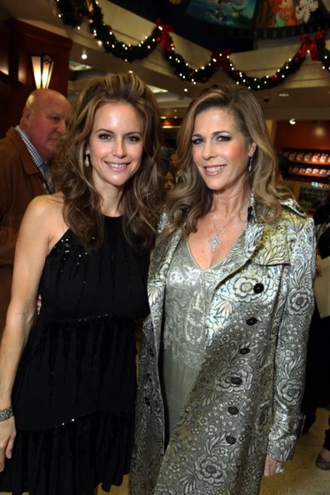 Rita Wilson y Kelly Preston en dos-canguros-muy-maduros (Premiere en Los Ángeles. Noviembre 2009)