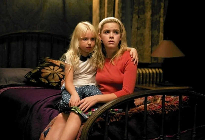 Kiernan Shipka y Ava Telek en flores-en-el-atico-2014