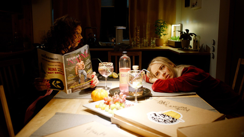 Liisa Pulk y Kaia Skoblov en Alien 2 or: The Return of Valdis in 17 Episodes