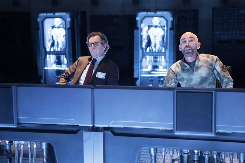 Gary Oldman y Jackie Earle Haley en Robocop