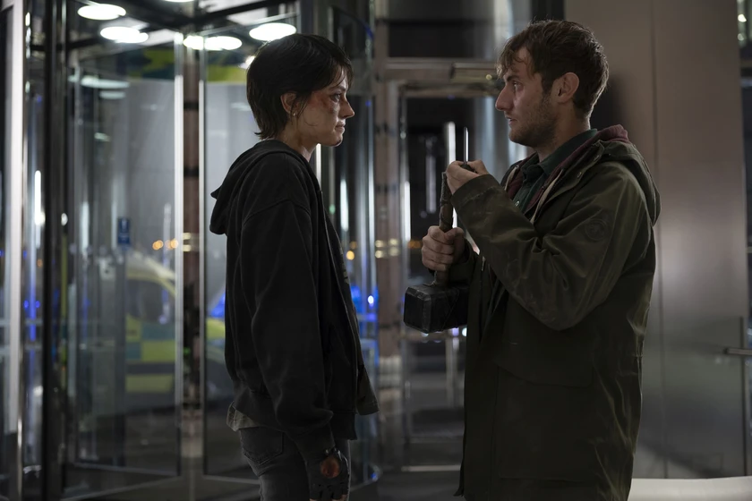 Daisy Ridley y Matthew Tuck en cleaner-rescate-vertical