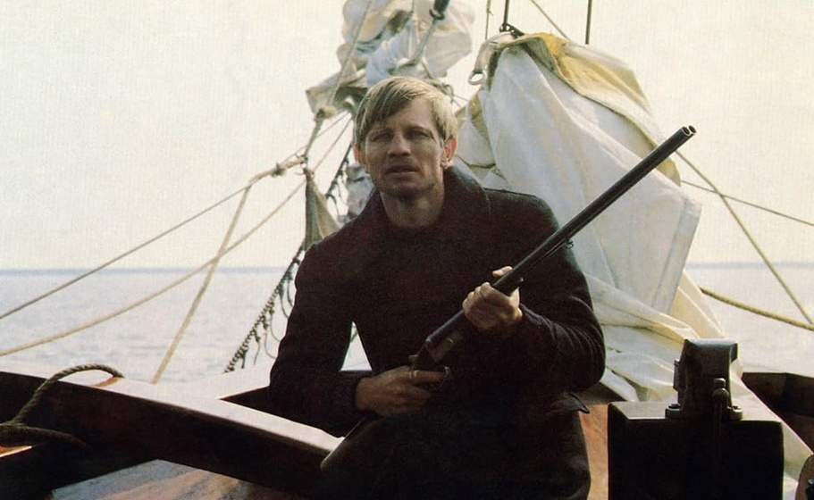 Michael York en intriga-en-la-playa