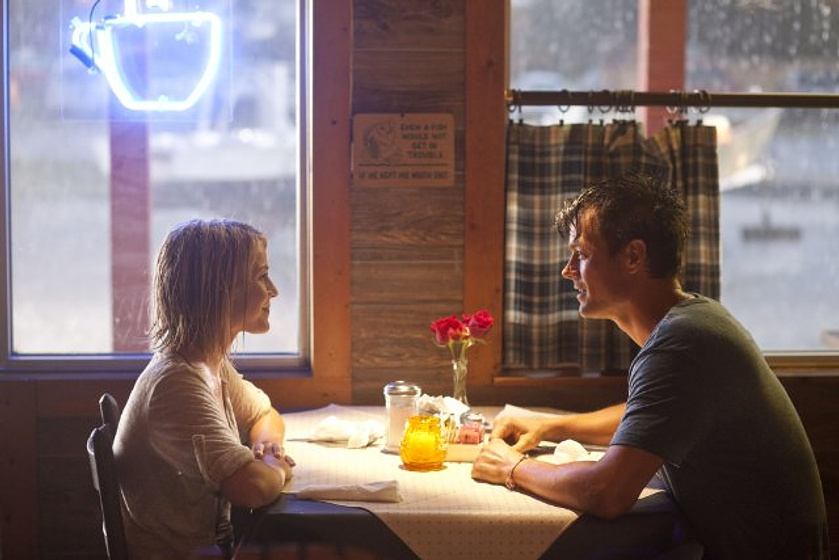 Josh Duhamel y Julianne Hough en Un Lugar donde refugiarse