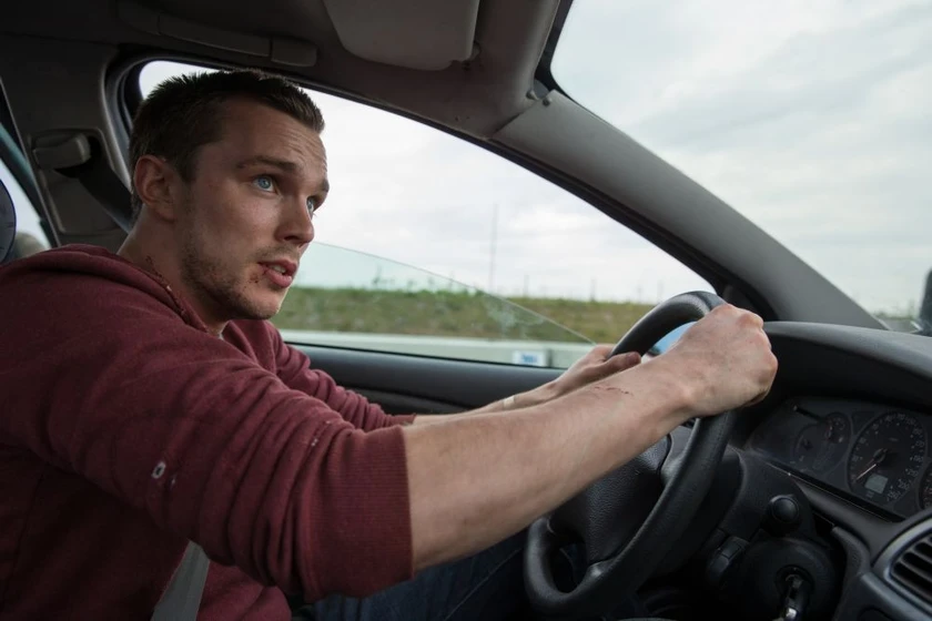 Nicholas Hoult en persecucion-al-limite-2016