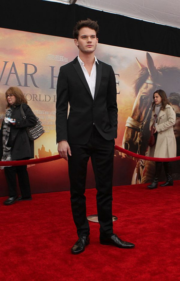 Jeremy Irvine en War Horse (Caballo de batalla) (Premiere en New York. Diciembre 2012)
