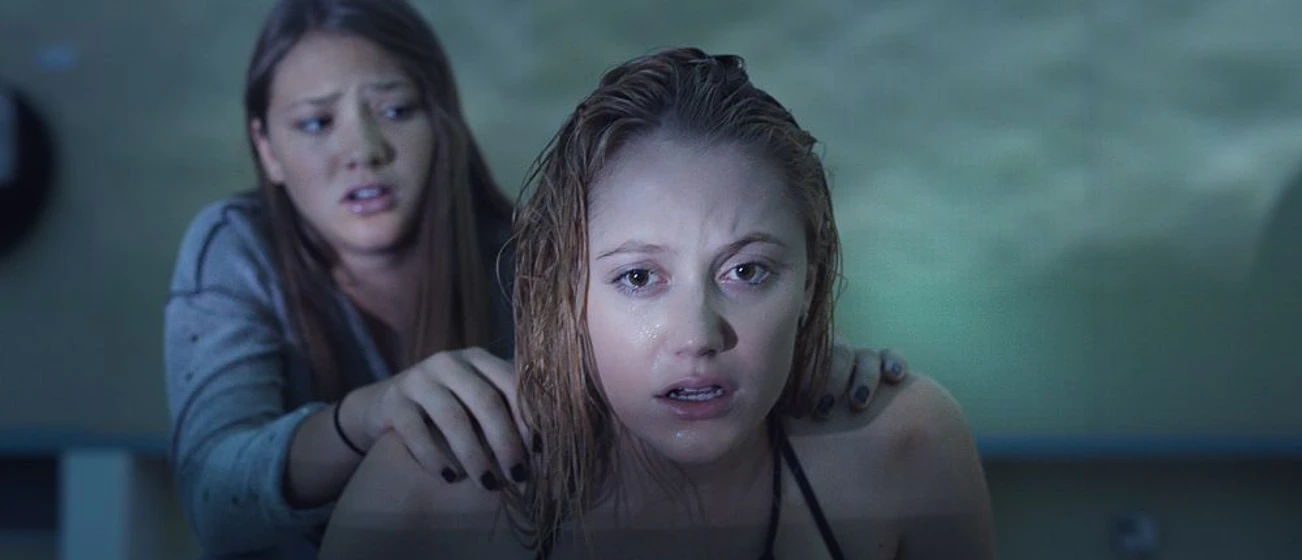 Maika Monroe y Lili Sepe en it-follows
