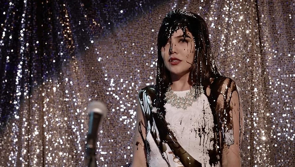 Danielle Campbell en f-the-prom