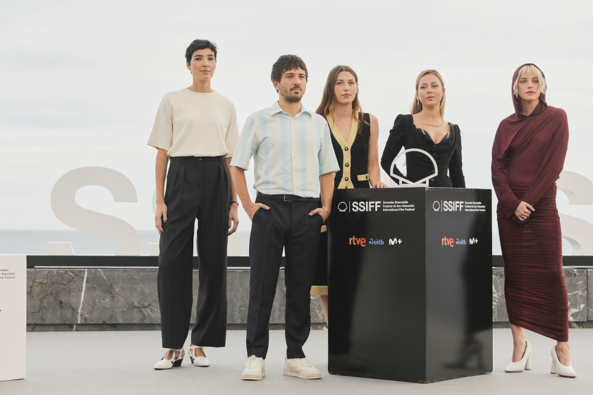 Isabel Peña, Pedro Calero, Ester Expósito, Malena Villa y Mathilde Ollivier en El Llanto (Festival de San Sebastián. Septiembre 2024)