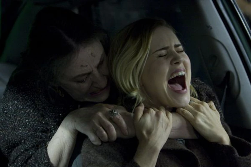Alison Lohman y Lorna Raver en arrastrame-al-infierno