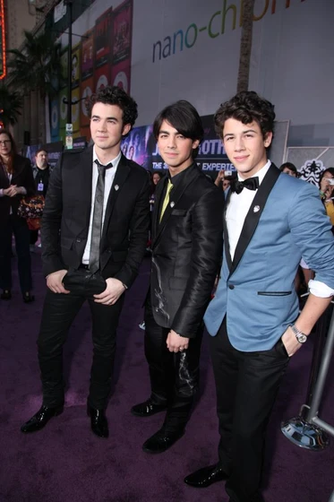 Joe Jonas, Kevin Jonas y Nick Jonas en jonas-brothers-en-concierto-3d (Premiere en Los Angeles. Febrero 2009)