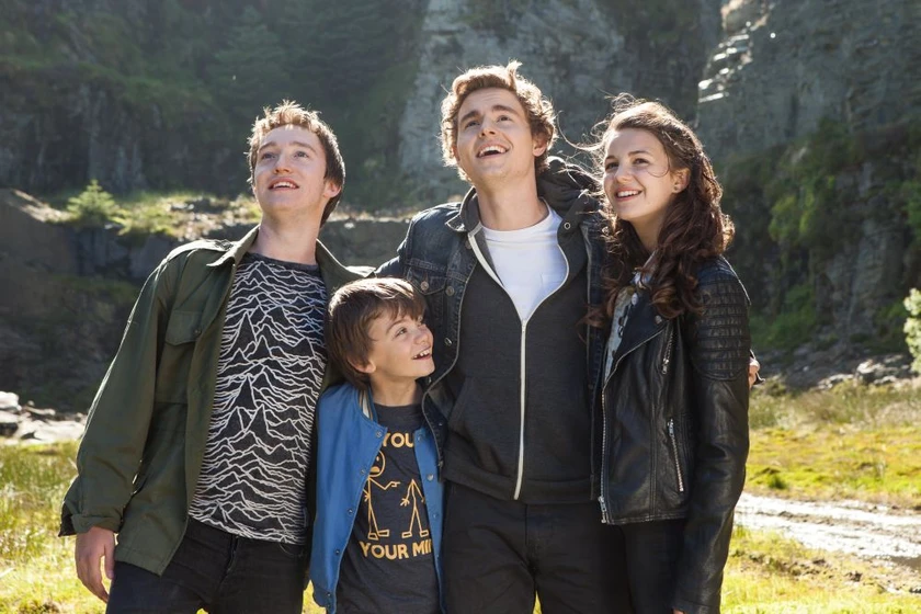 Callan McAuliffe, James Tarpey, Milo Parker y Ella Hunt en robots-la-invasion