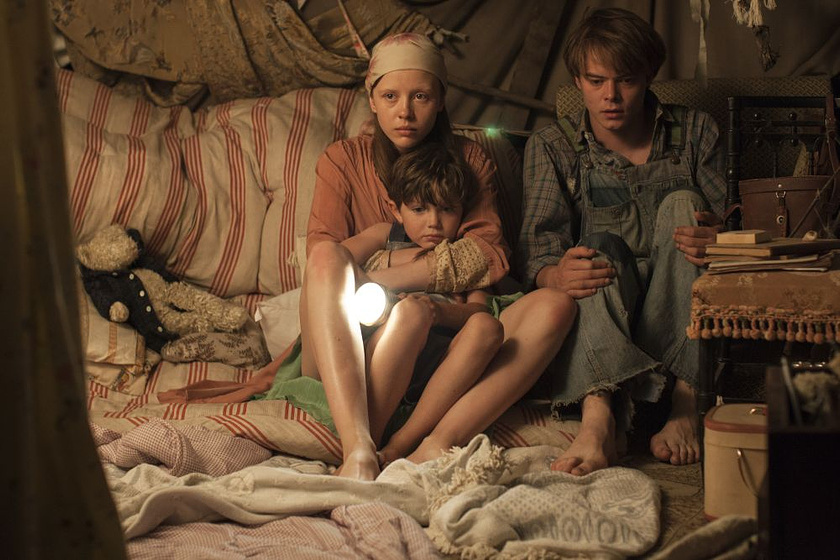 Anya Taylor-Joy y Charlie Heaton en El Secreto de Marrowbone