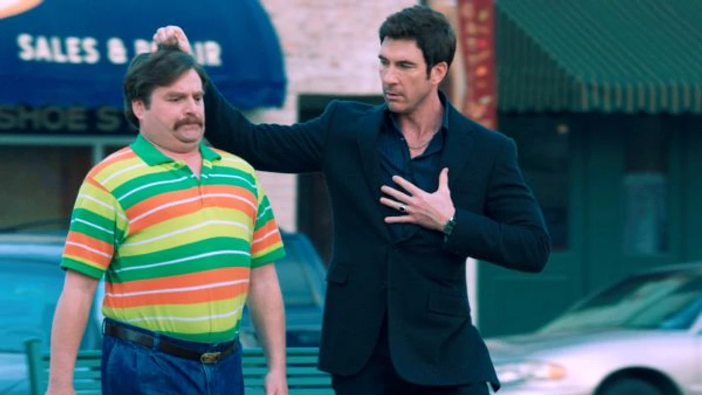 Dylan McDermott y Zach Galifianakis en en-campana-todo-vale