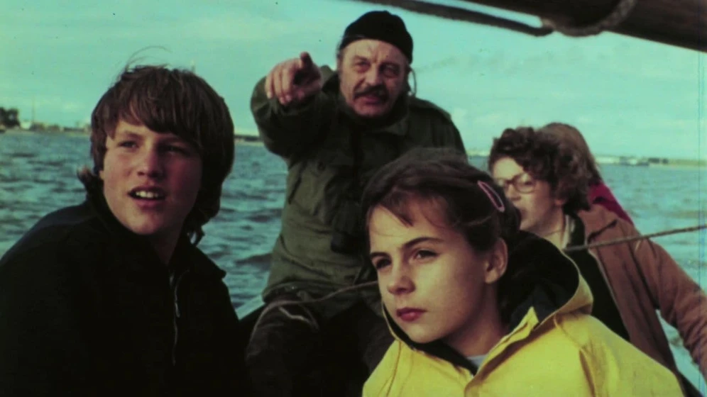 Imagen de hen-in-a-boat