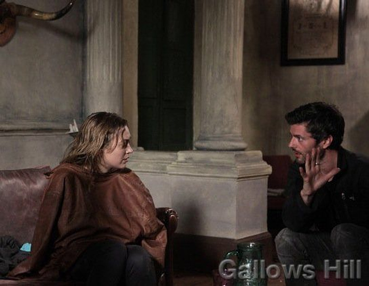 Sophia Myles y Víctor García [VI] en The Damned