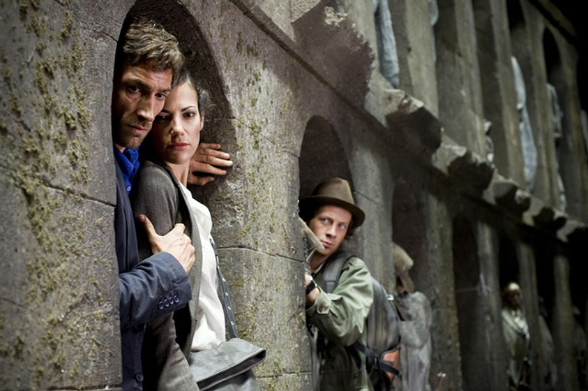 Benjamin Sadler, Fabian Busch y Bettina Zimmermann en El Código de Carlomagno