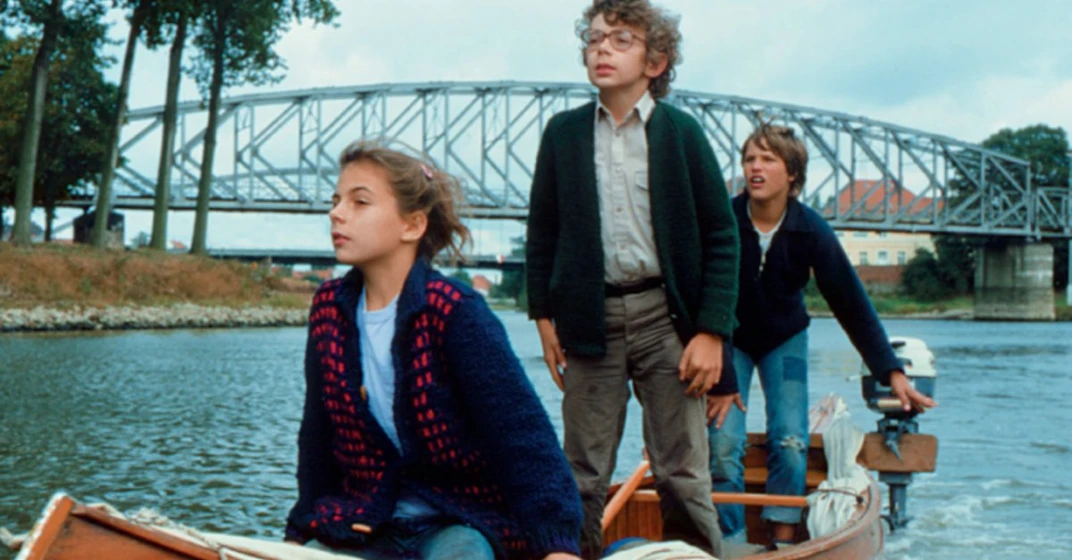Imagen de hen-in-a-boat
