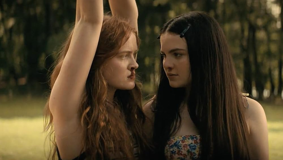 Sadie Sink y Chiara Aurelia en la-calle-del-terror-parte-2-1978