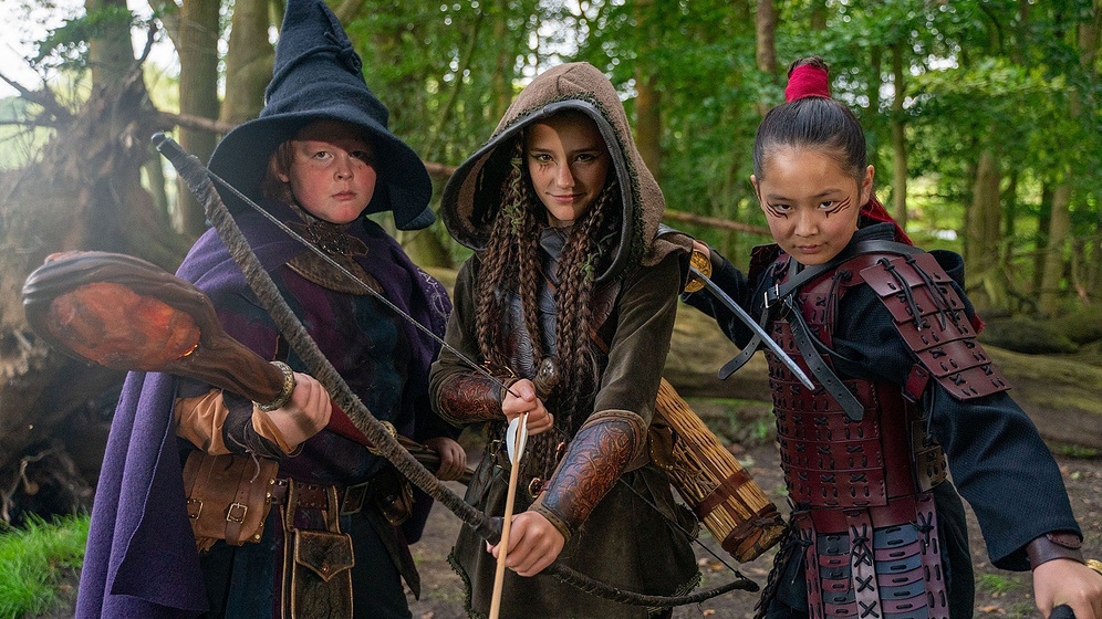 Darcey Ewart, Bruno Edgington-Gibson y Gloria Ishikawa en Robin and the Hoods