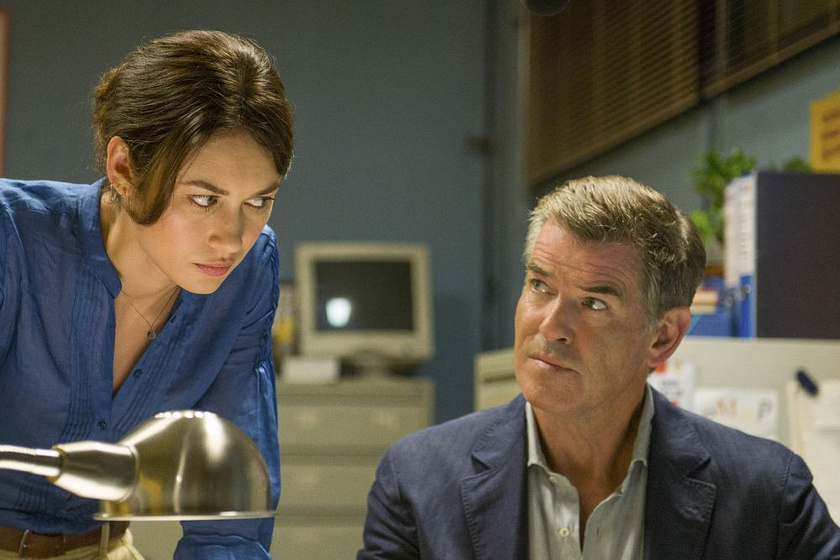 Pierce Brosnan y Olga Kurylenko en La Conspiración de Noviembre