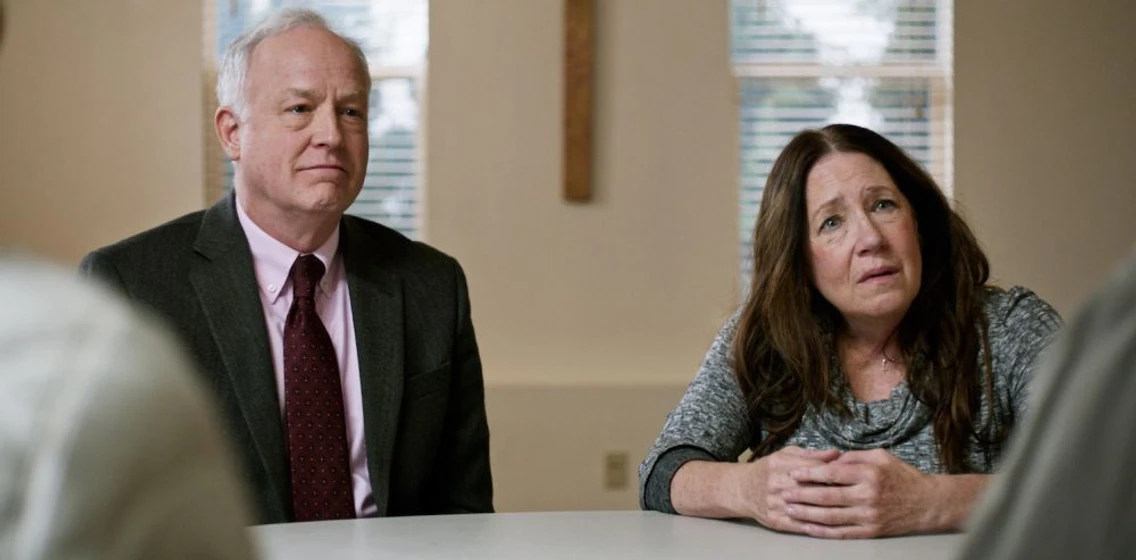 Ann Dowd y Reed Birney en mass