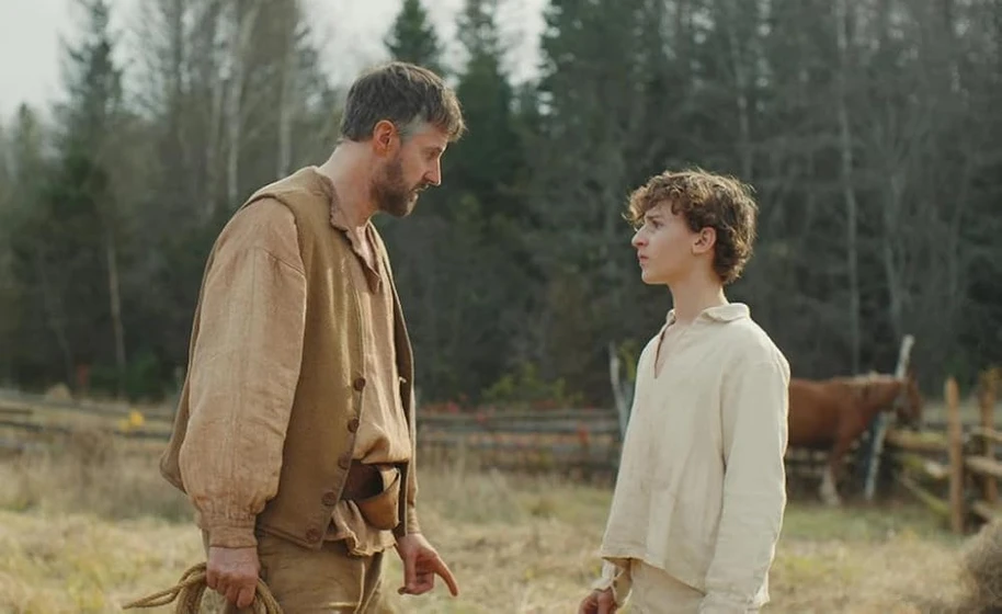 Richard Armitage y Jett Klyne en el-nino-del-bosque