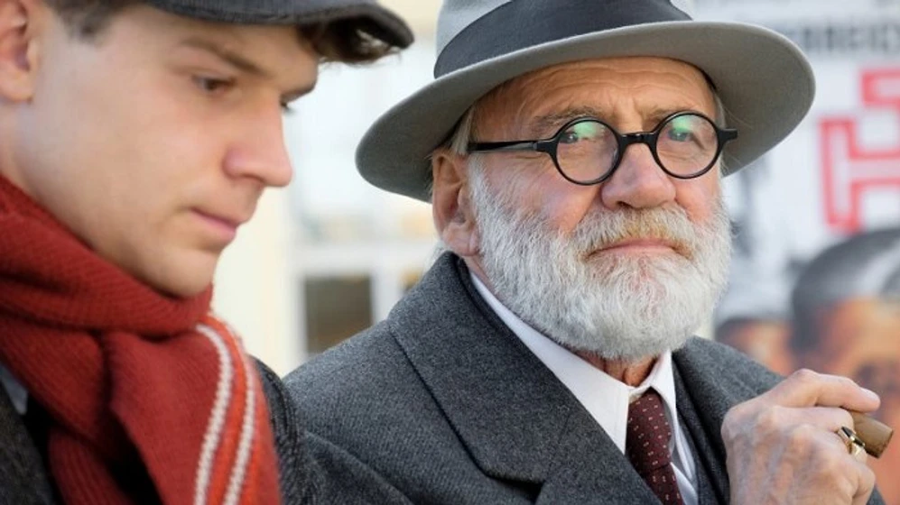 Bruno Ganz y Simon Morzé en el-vendedor-de-tabaco