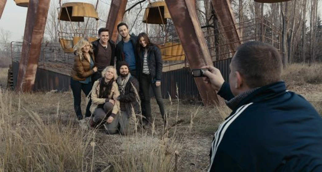 Nathan Phillips, Ingrid Bolsø Berdal, Jonathan Sadowski, Jesse McCartney, Olivia Dudley, Devin Kelley y Dimitri Diatchenko en atrapados-en-chernobyl