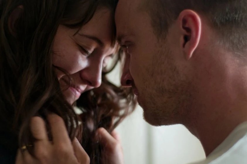 Mary Elizabeth Winstead y Aaron Paul en smashed