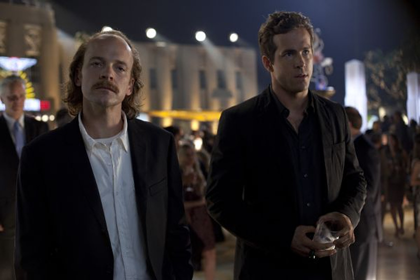 Peter Sarsgaard y Ryan Reynolds en Green Lantern (Linterna verde)