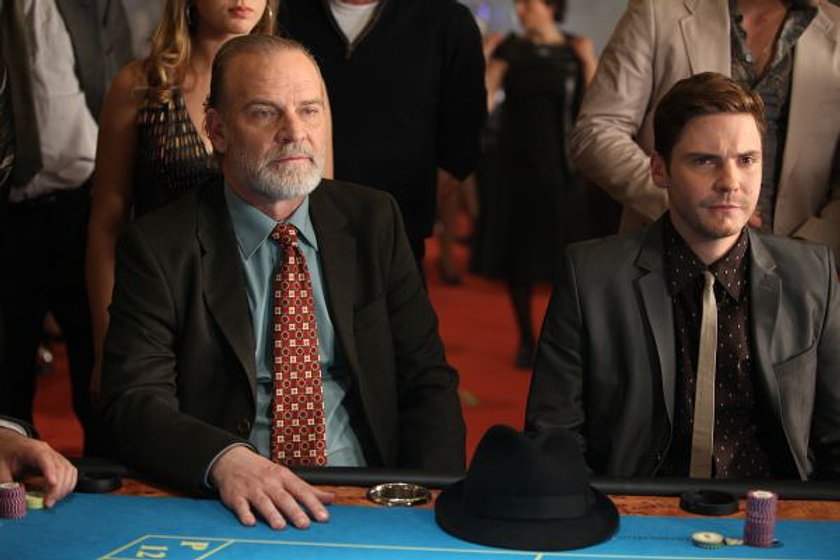 Lluís Homar y Daniel Brühl en The Pelayos