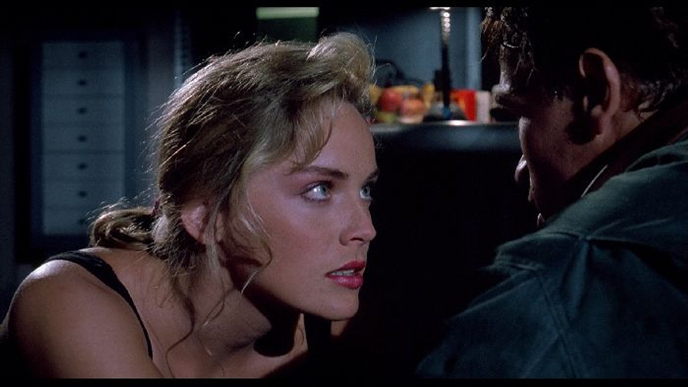 Arnold Schwarzenegger y Sharon Stone en Desafío Total